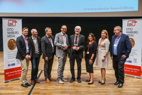 Bild: Prof. Dr. Stefan Jentsch erhält posthum die Otto-Warburg-Medaille 2017