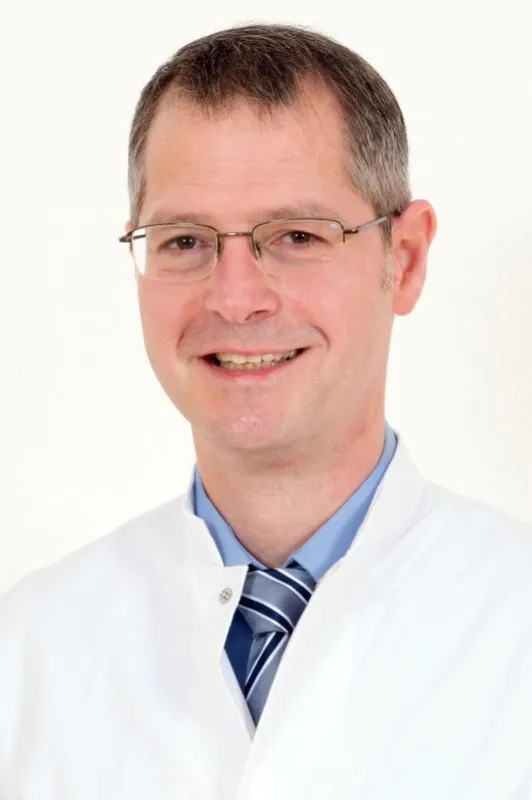 Prof. Dr. Ardawan Julian Rastan, neuer Direktor der Klinik für Herz- und thorakale Gefäßchirurgie am Universitätsklinikum Marburg. (Herz-Kreislauf-Zentrum Rotenburg. )