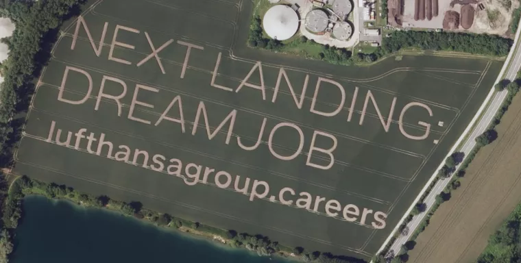 Bild: Feldwerbung in XXL: Wenn Buchstaben größer sind als Häuser - GEOXIP revolutioniert OOH Aussenwerbung