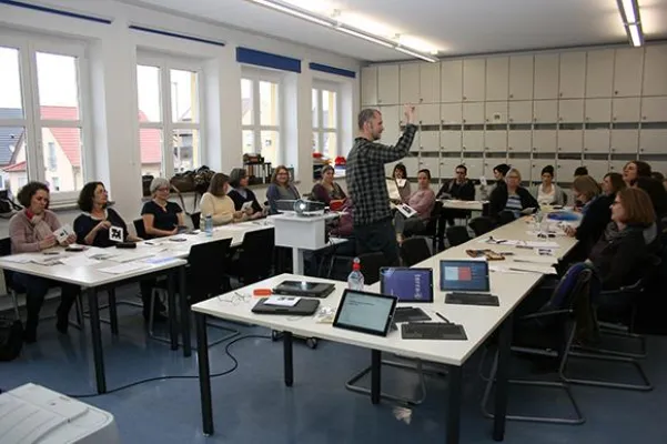 Bild: Digitalisierung beginnt im Lehrerzimmer – mit der Tablet Academy nun auch in Neumarkt