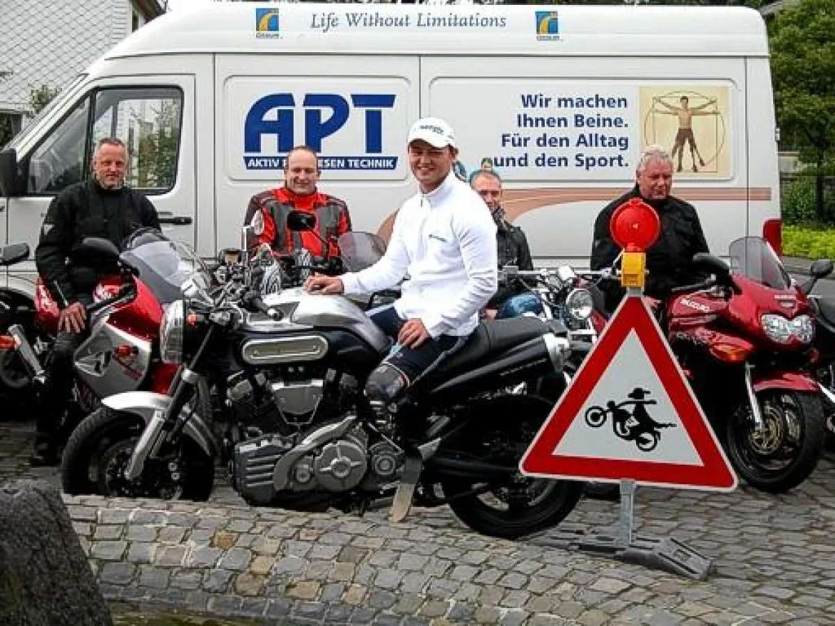 Heinrich Popow, Paralympics-Spitzenathlet (vorne) mit Bikern