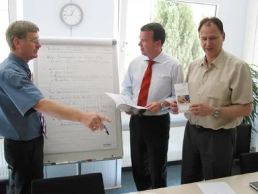 Bild: DQS und DGQ qualifizieren zum Internen Auditor für IRIS