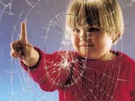 Bild: Spiegel Splitterschutzfolie schützt bei Glasbruch vor Verletzungen