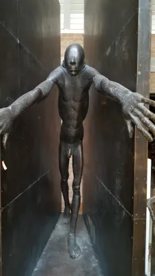 Enthüllung: "Der Mann, der aus der Enge tritt" in Darmstadt, am 6. Februar Bild: Enthüllung: "Der Mann, der aus der Enge tritt" in Darmstadt, am 6. Februar