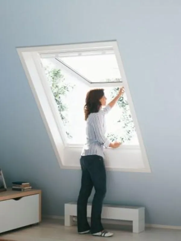Mit einer einfachen Pflege der Dachfenster, bleiben sie lange erhalten. Foto: VELUX Deutschland GmbH