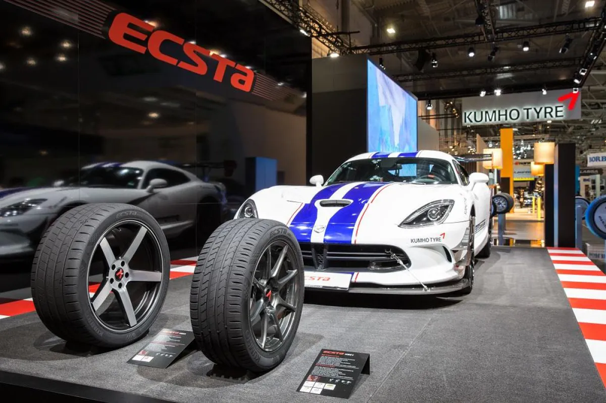 Dodge Viper mit Kumho Erstausrüstung auf dem Messe Stand