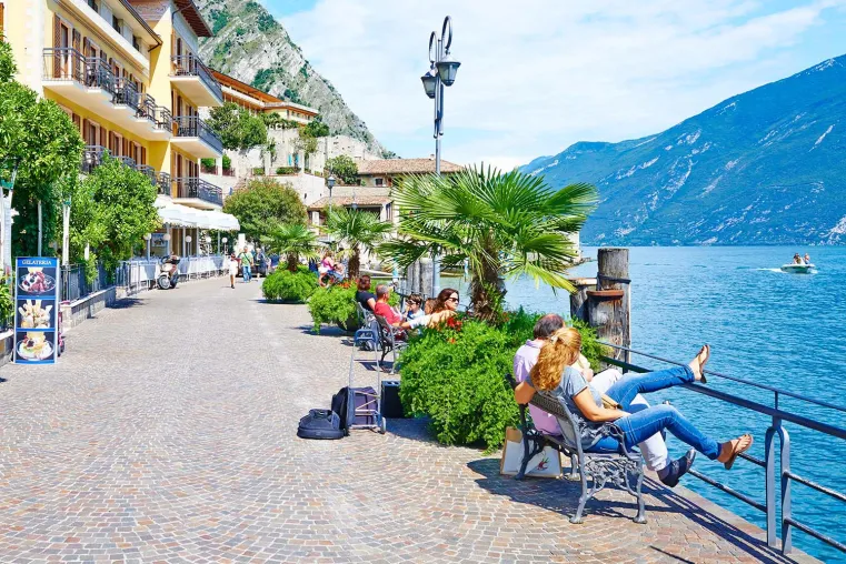 Limone sul Garda verbietet den Alkoholkonsum auf Straßen und Plätzen Bild: Limone sul Garda verbietet den Alkoholkonsum auf Straßen und Plätzen