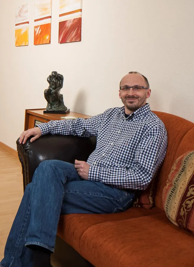 Ronald Wellach an seinem Arbeitsplatz: dem Beratungs- und Coaching-Sofa im KKL in Lübeck