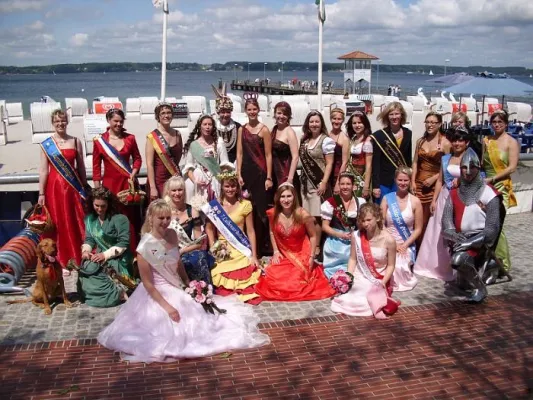 Europäische Produktköniginnen vereinigen sich Bild: Europäische Produktköniginnen vereinigen sich