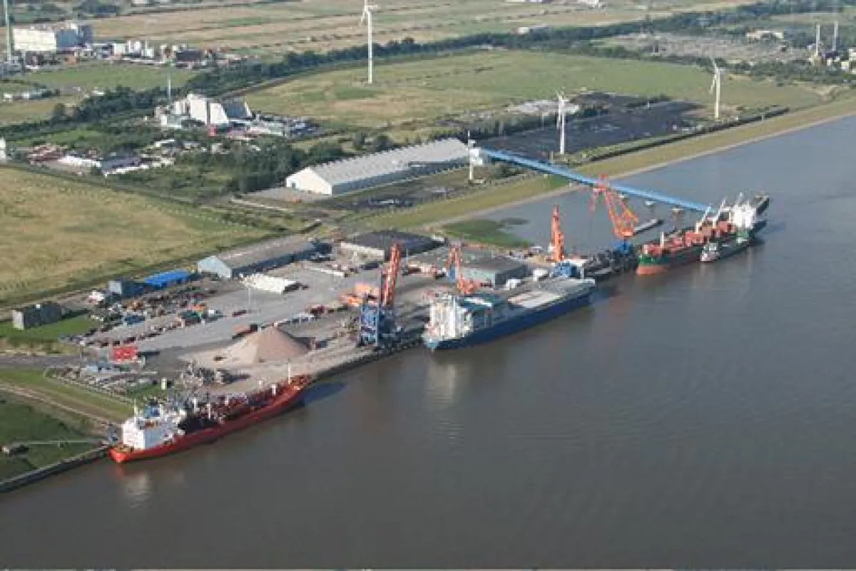 Im Rahmen der Häfenkooperation übernimmt Brunsbüttel Ports die Koordination für seewärtige Verkehre und die Sächsischen Binnenhäfen Oberelbe die Abstimmung für Binnenschiffstransporte.