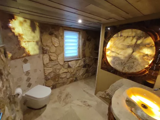 Bild: Warum ist Travertin ein idealer Boden- und Wandbelag für Ihr Badezimmer?