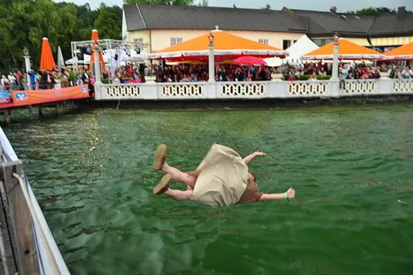Oberbayerischer Dirndlflugtag: sinnfrei, schräg und kein bisschen traditionell… Bild: Oberbayerischer Dirndlflugtag: sinnfrei, schräg und kein bisschen traditionell…