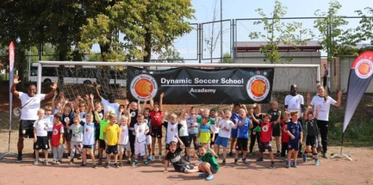 Grundschüler feiern Fußballfest mit Dynamic Soccer School Bild: Grundschüler feiern Fußballfest mit Dynamic Soccer School