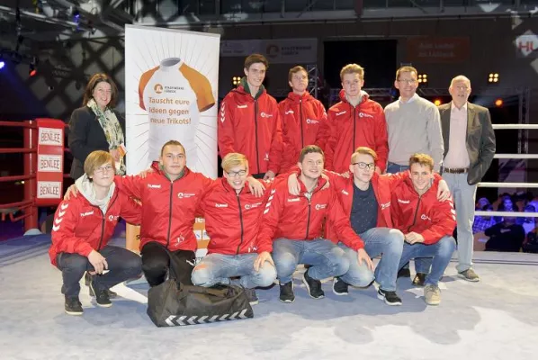 Bild: Stadtwerke Lübeck Trikot-Tausch: A-Jugendfußballer vom SV Hamberge gewinnen neue Regenjacken