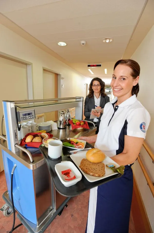 Serviceleiterin Alexandra Michels (links) und Servicemitarbeiterin Daniela Klein stellen das neue 