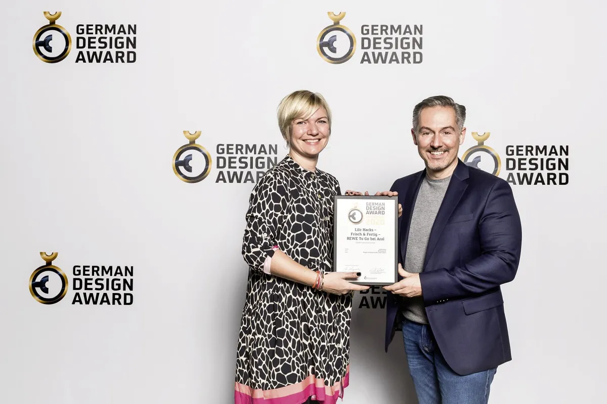 Vanessa Baumann und Michael Kehm von Wegner & Partner - bei der Preisverleihung in Frankfurt.
