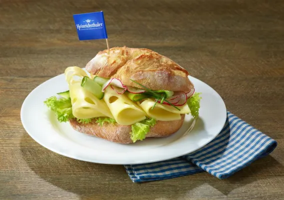 Käsebrötchen mit Fähnchen sorgen für Herkunftsgarantie Bild: Käsebrötchen mit Fähnchen sorgen für Herkunftsgarantie