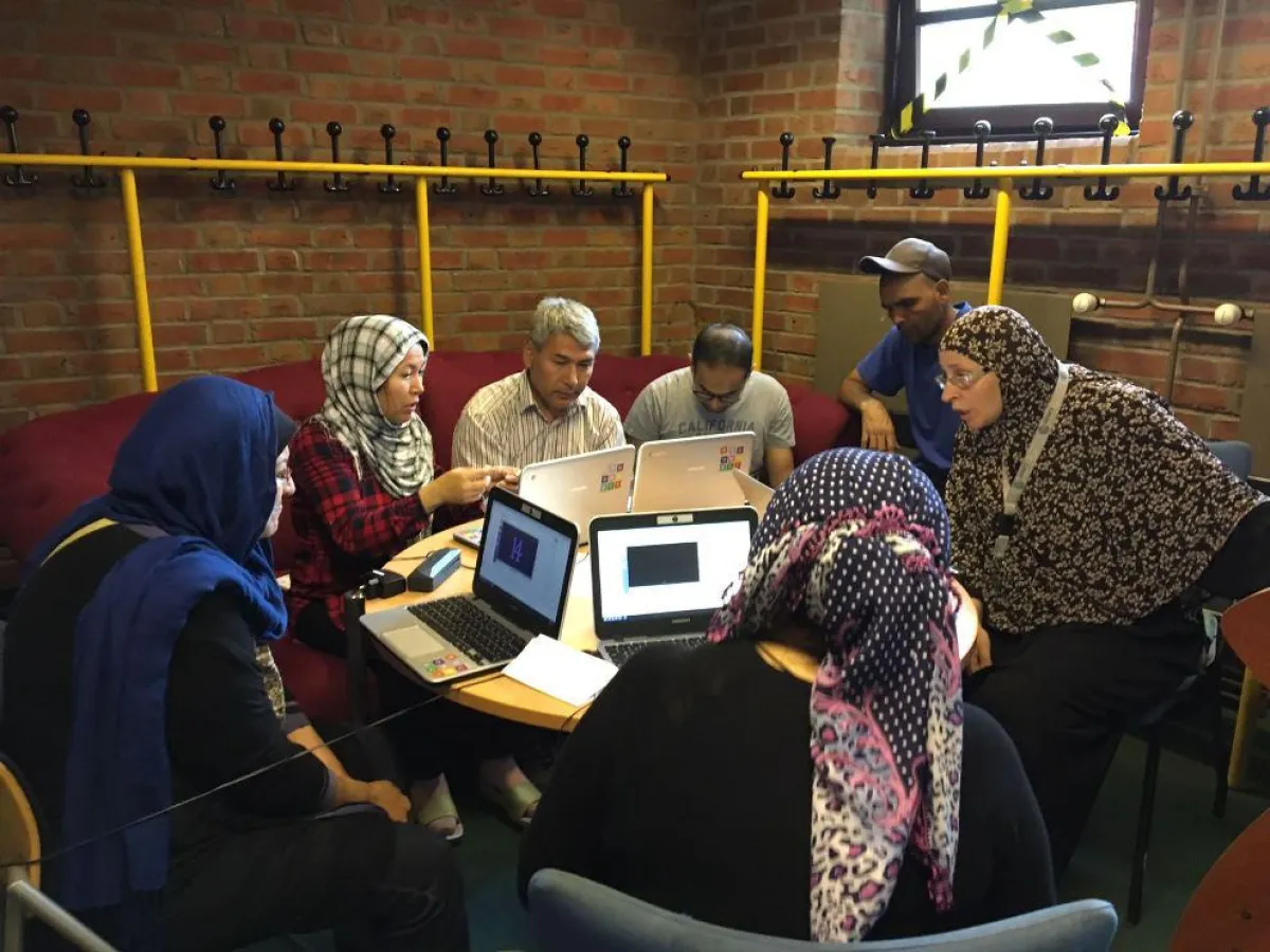 Geflüchtete lernen mit den digitalen Sprachkursen von LinguaTV Deutsch.