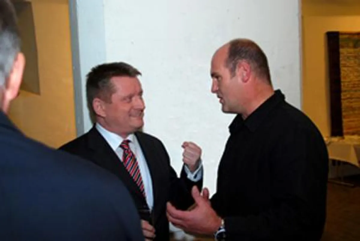 Der Schirmherr Hermann Gröhe, CDU Generalsekretär, und der Künstler Matthias Hintz / Foto: Daniel Höveler Stadtsparkasse Neuss