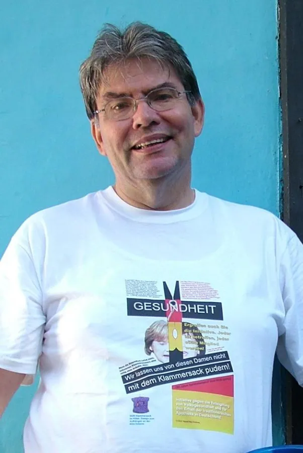 Rudolf Kley mit dem T-Shirt der Initiative. Die Vorlage hierfür kann sich jeder aus dem Internet herunterladen. Einfach \