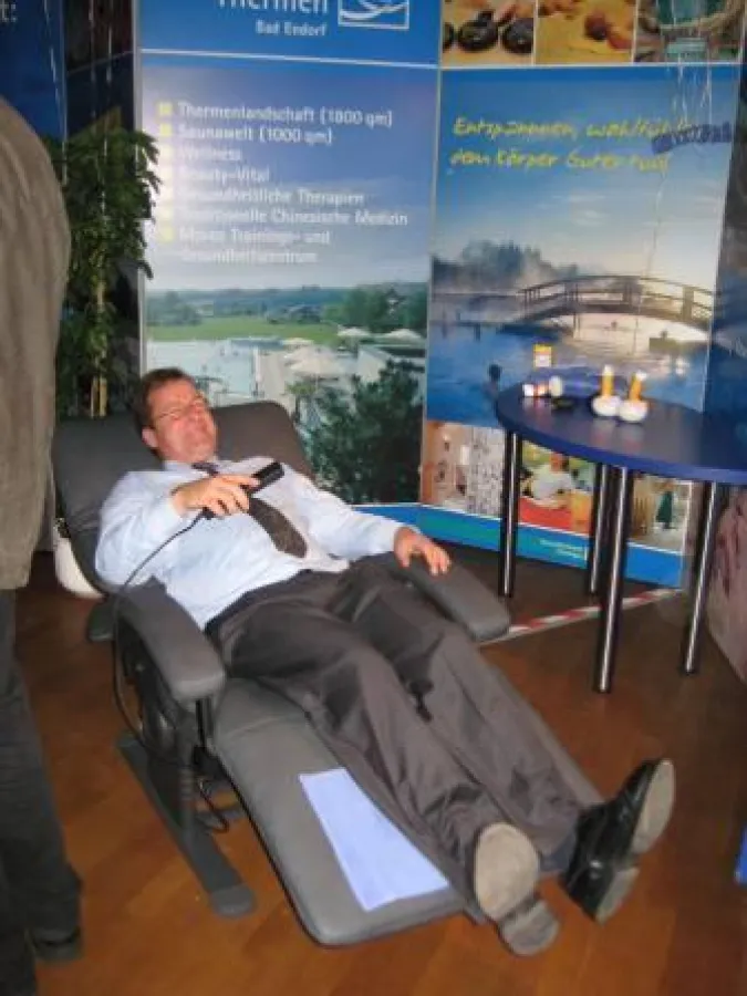 Jens Stadler, Geschäftsführer vom Ströbinger Hof bei einer kurzen Pause im Massagestuhl am Messestand