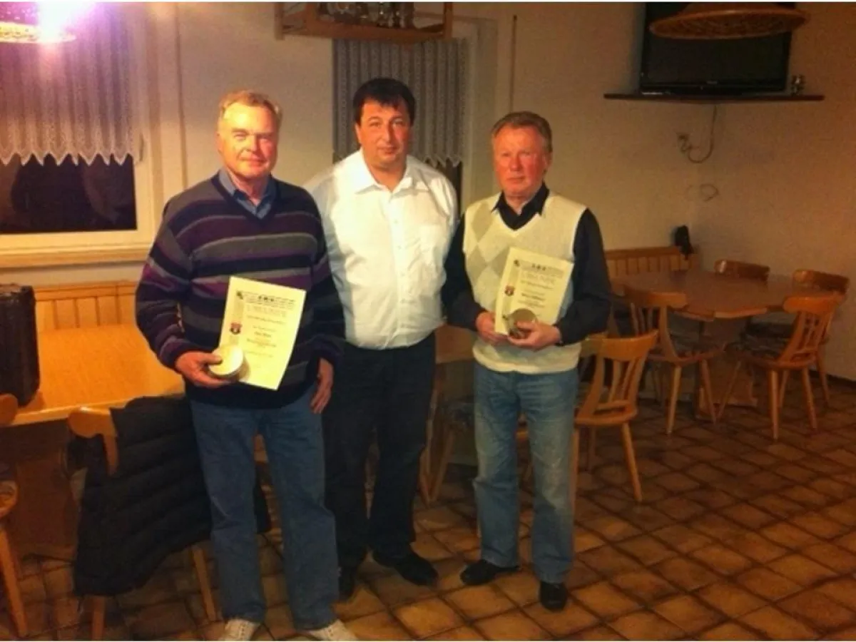 Die neuen Ehrenmitglieder Karl Wenz (li.) und Martin Wittmann (re.), mit Mario Granata