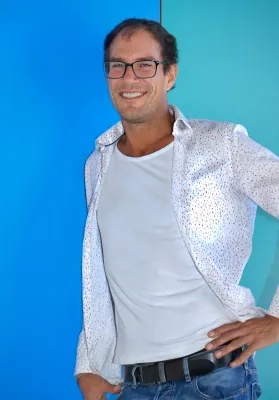 Bild: Kann eine KI-generierte Website wirklich gut sein? Eine Glosse über kalte Pixel und warme Ideen