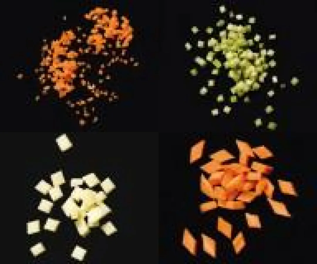 Grosse und kleine Gemüsewürfel mit der Mandoline