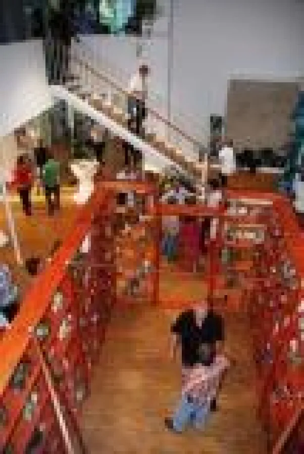 Installationskünstlers Gabriel Miloia, der im großen Foyer mit 100 Gurkengläsern operiert. Foto: K - media