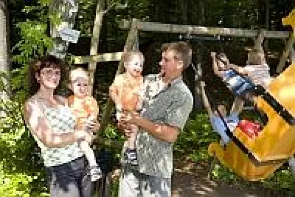 Neue Schaukeln am Schaukelweg in Breitenberg Bild: Neue Schaukeln am Schaukelweg in Breitenberg