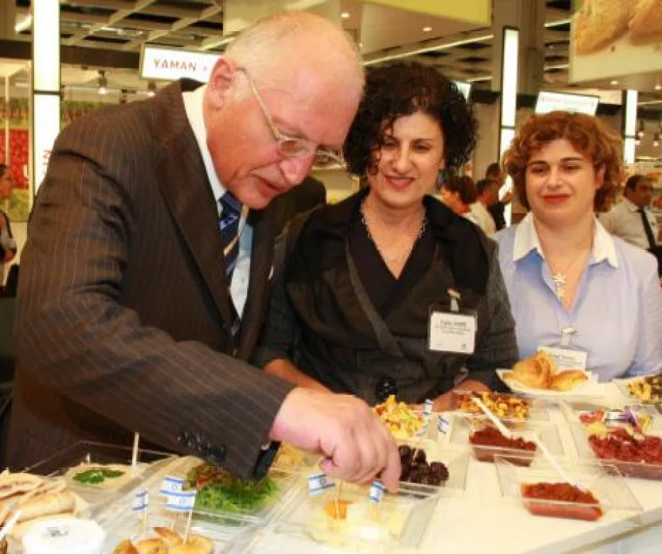 Prominenter Messe-Auftakt: EU-Vizepräsident Günter Verheugen (l.) mit Daphna Sternfeld (m.) und Michal Neeman vom Israelischen Export Institut (IEICI) am Gemeinschaftsstand Israels auf der Anuga 2009 