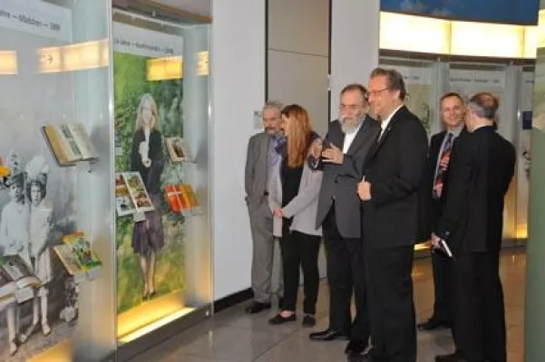 „Genau am richtigen Ort“: Ausstellung zur Bibel am Flughafen Stuttgart eröffnet Bild: „Genau am richtigen Ort“: Ausstellung zur Bibel am Flughafen Stuttgart eröffnet