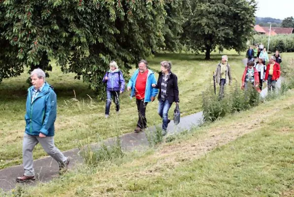 Fünfte Spendenwanderung der Stiftung Liebenau – Wandern gehen mit Ursula Cantieni Bild: Fünfte Spendenwanderung der Stiftung Liebenau – Wandern gehen mit Ursula Cantieni