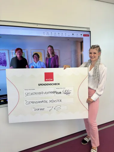 Mit viel Herz und Haltung – Avon ermöglicht regelmäßige Yogastunden für Brustkrebspatientinnen Bild: Mit viel Herz und Haltung – Avon ermöglicht regelmäßige Yogastunden für Brustkrebspatientinnen