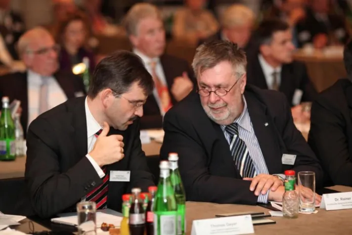 Bild: Dr. Rainer Sasama als Vorsitzender des Sprecherrates des DUK Arbeitnehmerforums verabschiedet