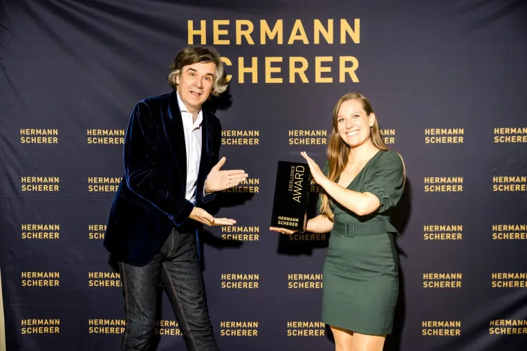 Wirtschaftsexpertin holt Award nach Frankfurt Bild: Wirtschaftsexpertin holt Award nach Frankfurt