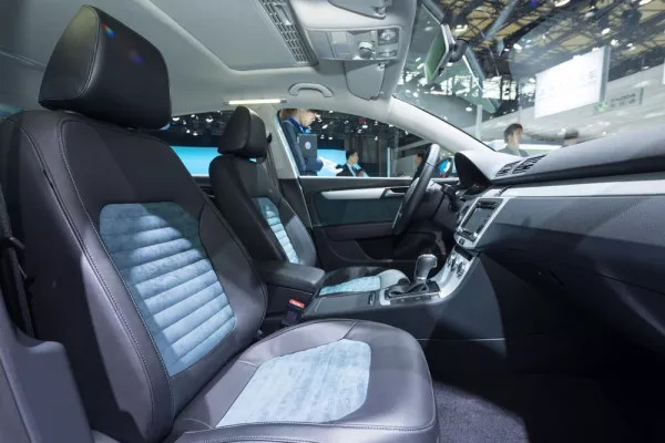 Bild: Nachhaltigkeit ist Trumpf - Volkswagen setzt bei Passat und Magotan BlueMotion auf Alcantara®