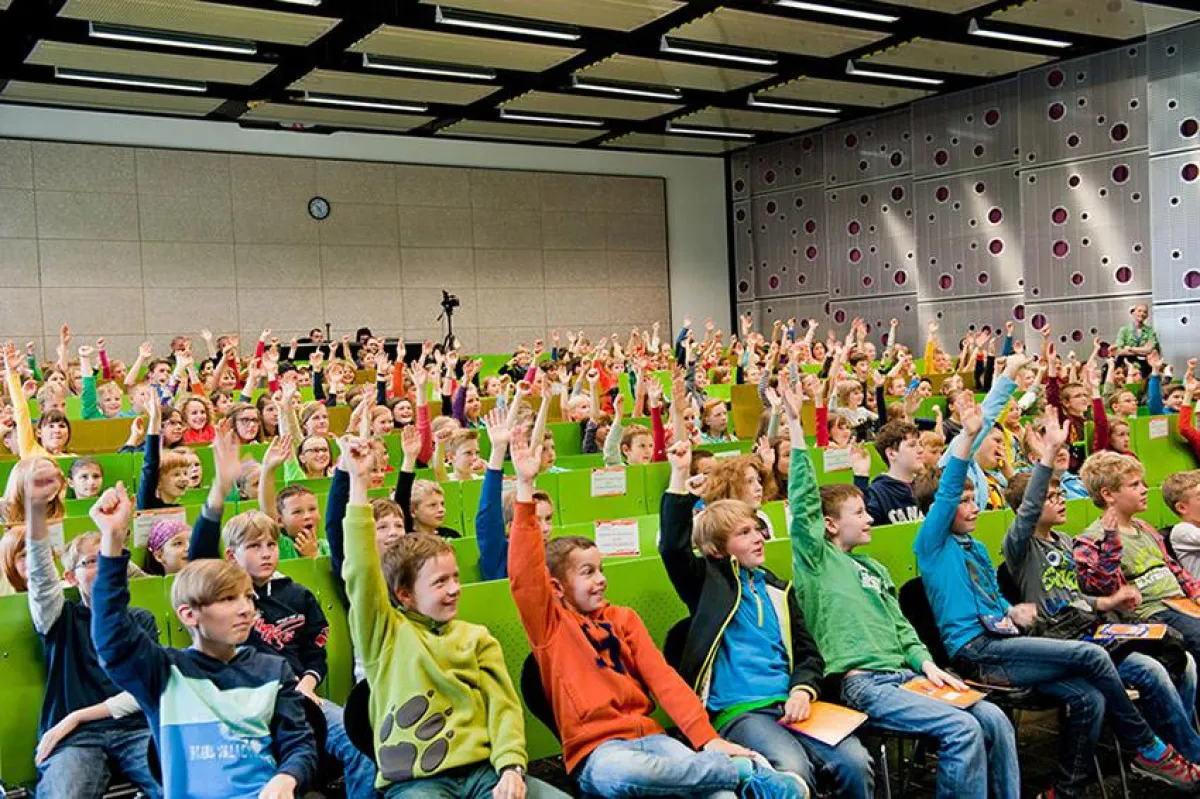 Mit großer Begeisterung verfolgten die Junior-Studenten die letzte KinderHochschul-Vorlesung.