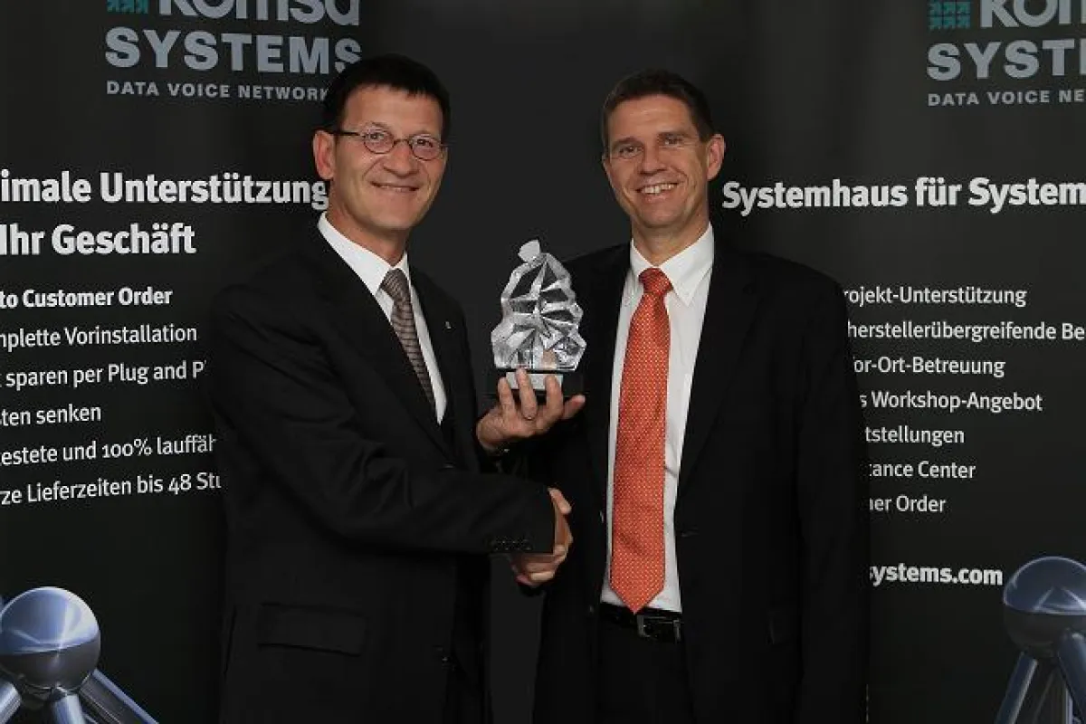 Ralf Kalker (rechts) überreicht Dirk Gottschalk (links) den Best Konftel Partner Award 2010.