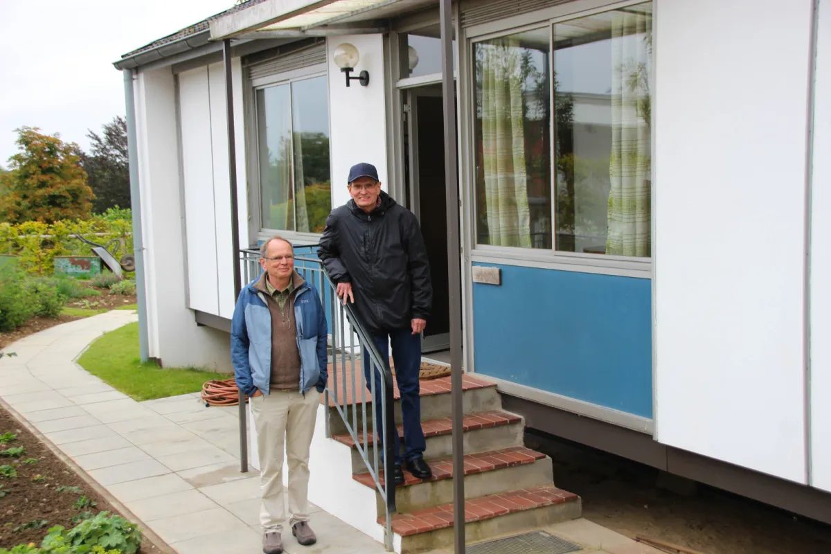 Brüder Christian und Matthias Gröll vor ihrem früheren Zuhause, dem Quelle-Haus (© FLMK)