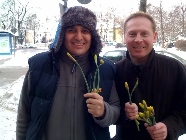 Bild: FDP verteilt Narzissen zum Valentinstag in Bogenhausen