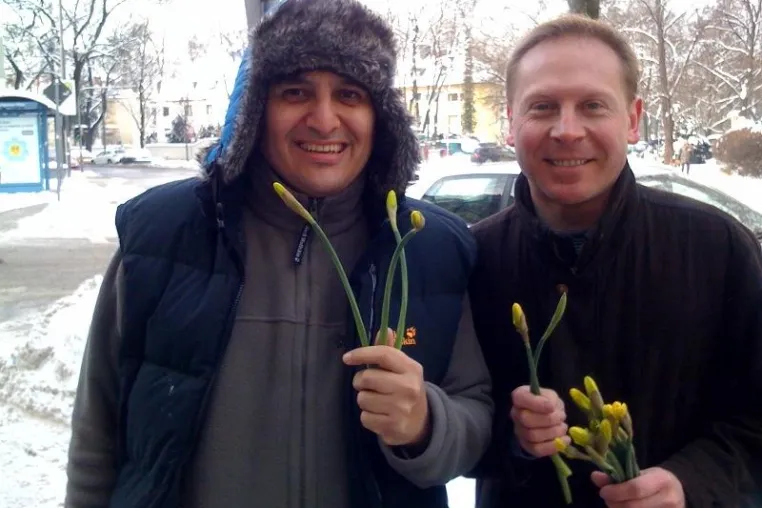 Bild: FDP verteilt Narzissen zum Valentinstag in Bogenhausen