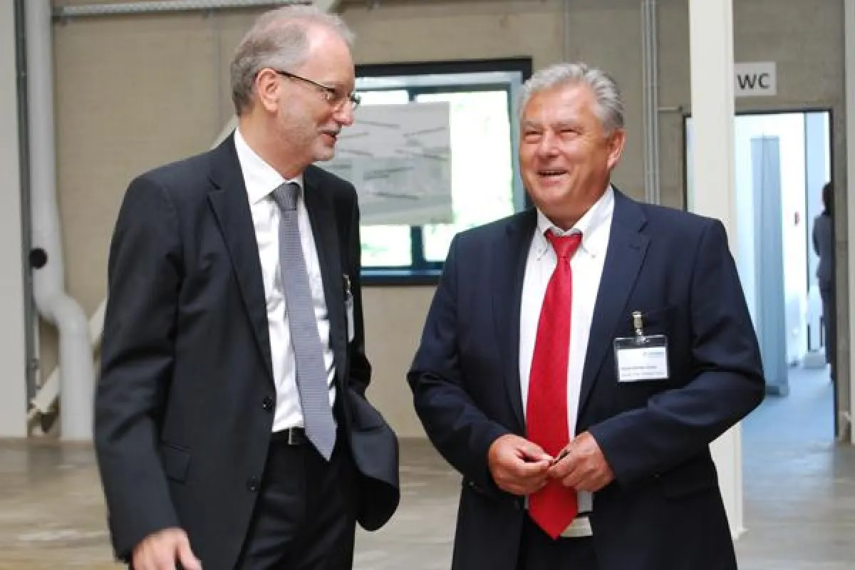 Auch Günter Dose (rechts) Geschäftsführer der DECKEL MAHO Seebach GmbH, besichtigte das neue Schleifzentrum