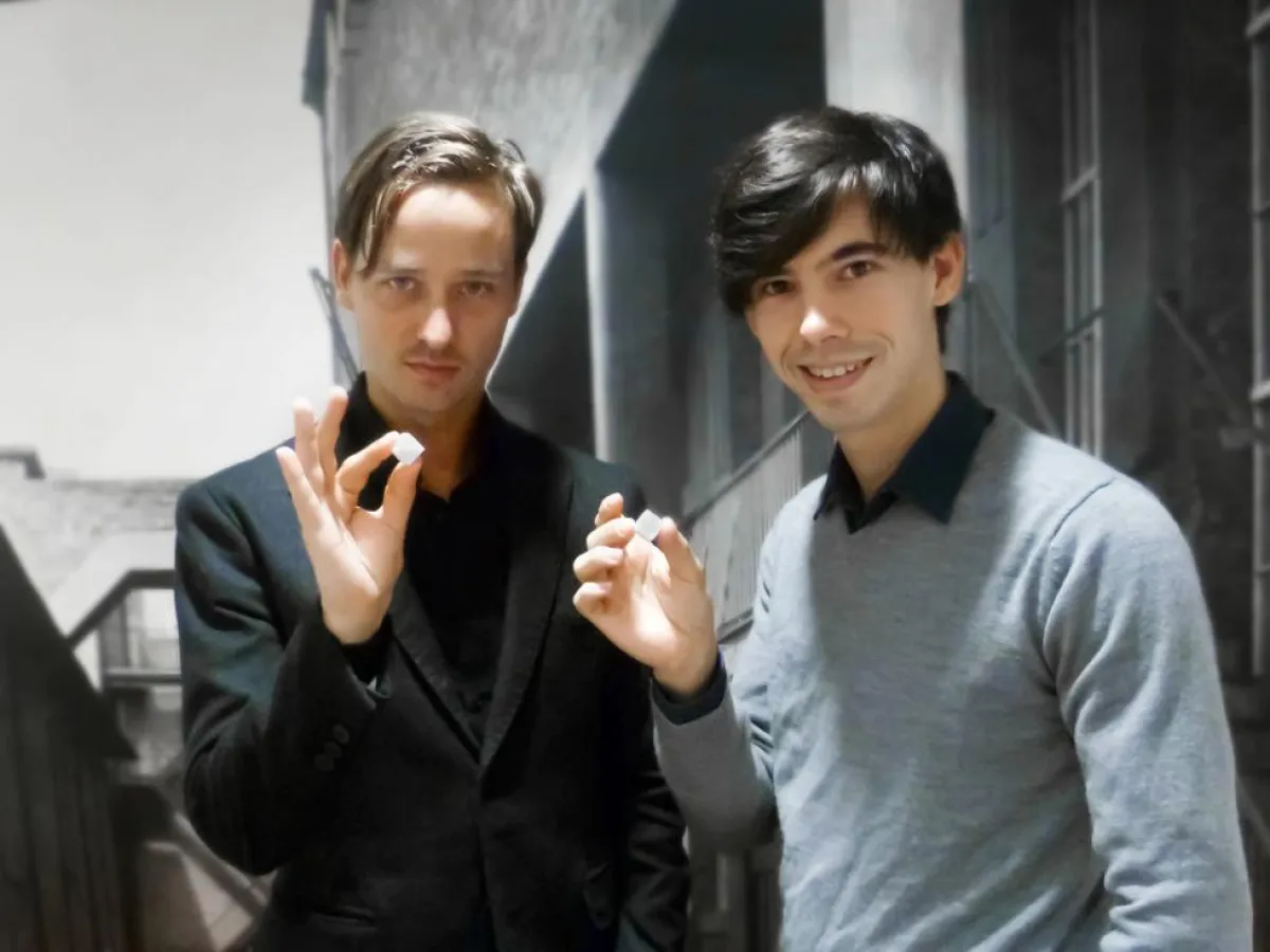 Schauspieler Tom Schilling und Zauberkünstler Alexander Merk