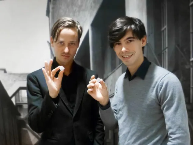 Bild: Der Berliner Zauberkünstler Alexander Merk trainierte den prominenten Zauberlehrling Tom Schilling