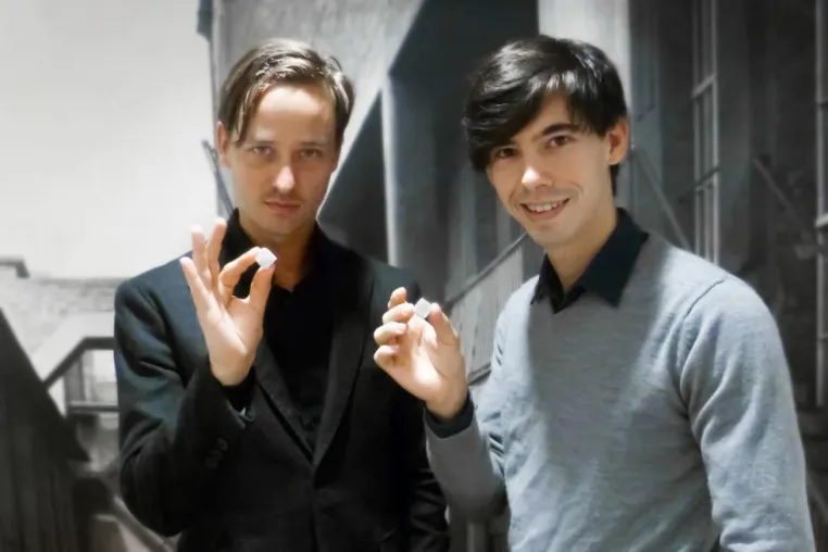 Bild: Der Berliner Zauberkünstler Alexander Merk trainierte den prominenten Zauberlehrling Tom Schilling