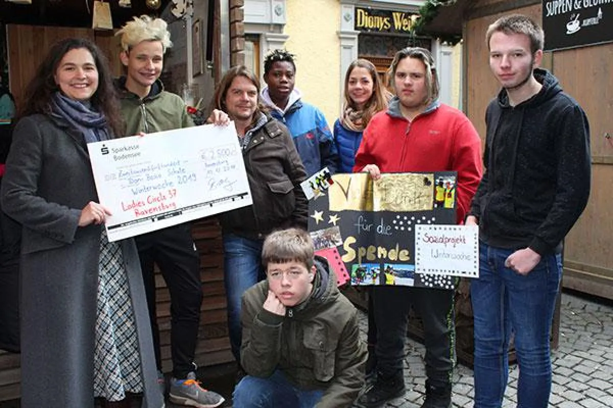 Die Präsidentin des Ladies Circle 37, Kremena Ehrmann (links), übergibt den Spendenscheck