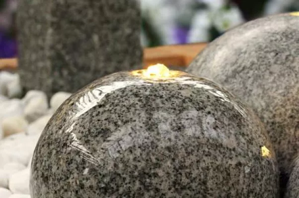 Bild: Quellsteine und kleine Springbrunnen für Garten und Terrassen