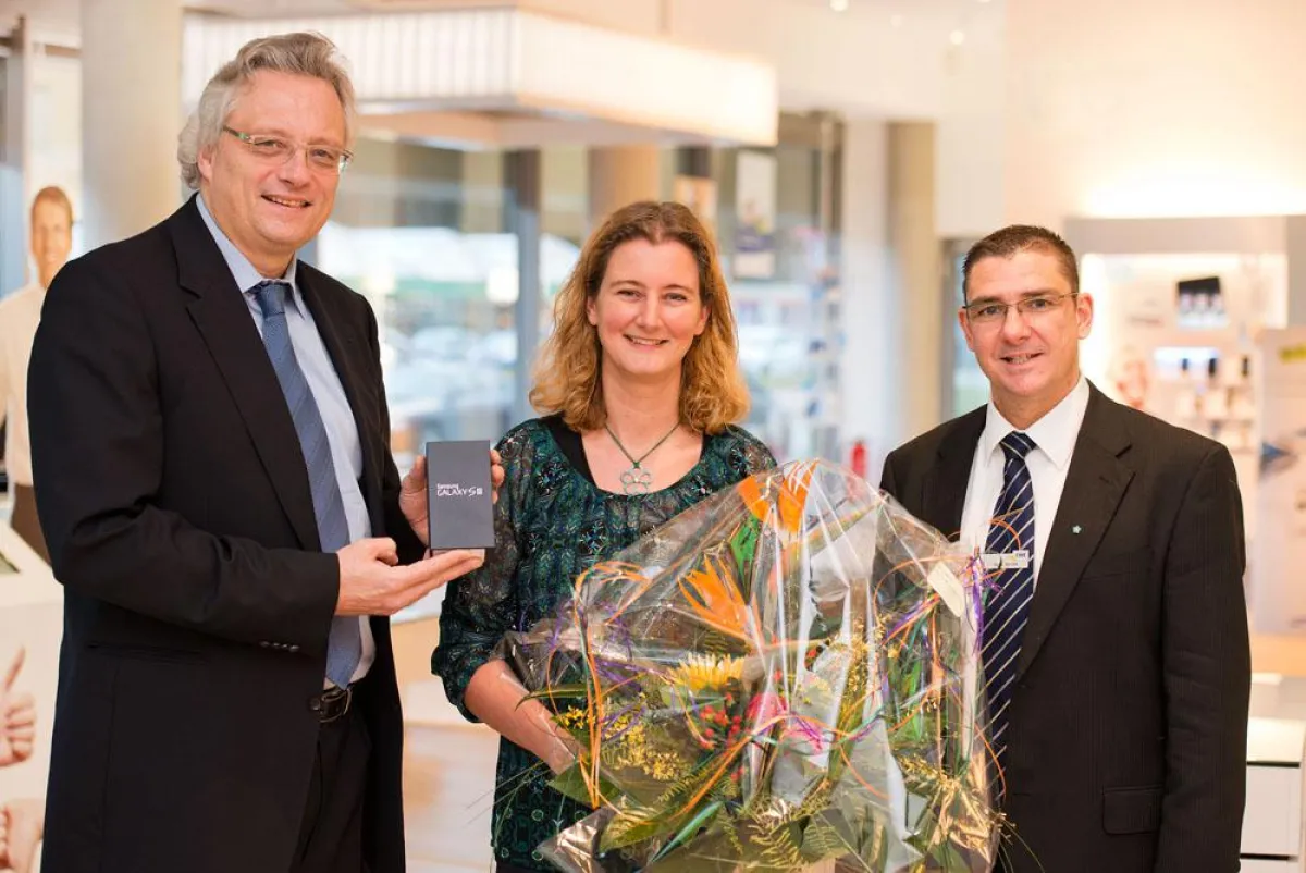 Blumen und ein neues Smartphone: Andreas Matthias (li.), Maren Sloot, Arne Jänicke.