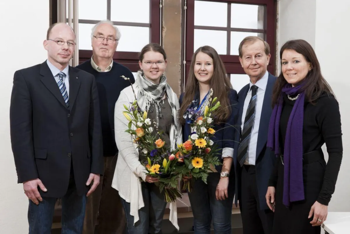 Die Stipendiatinnen im Kreis der Mitglieder der Von Behring-Röntgen-Stiftung